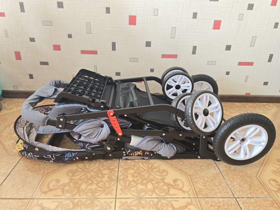 Продаётся новая коляска для двух детей