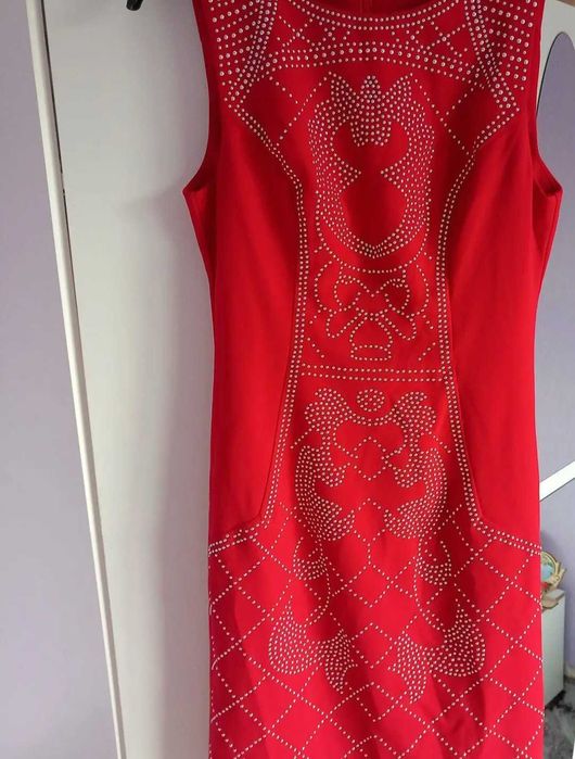 Червена къса рокля