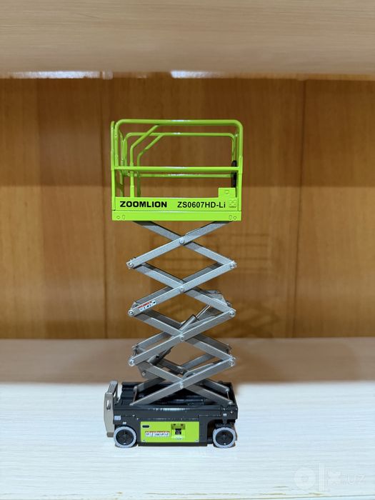Коллекционная модель Ножничного подъёмника Zoomlion