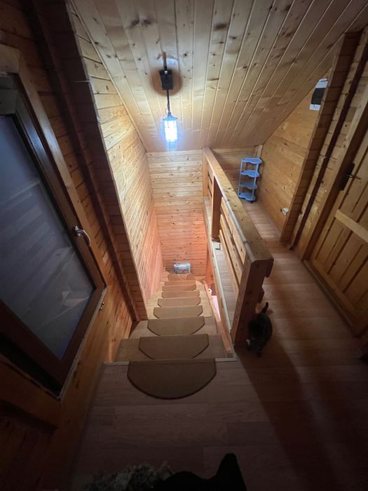 Spre închiriere se oferă cabană din lemn cu 3 camere