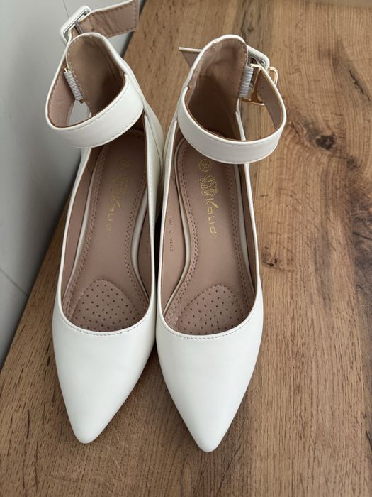 Продаю  белые туфли
