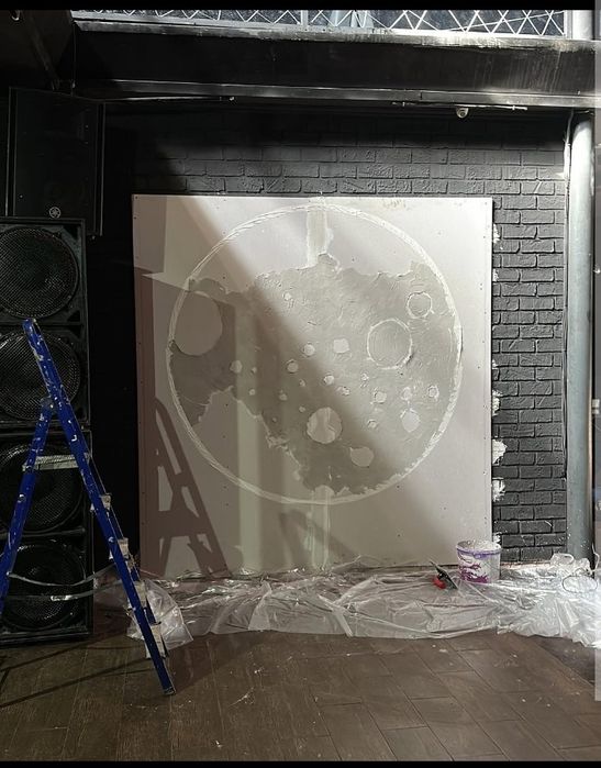 Декоративная Луна на стене