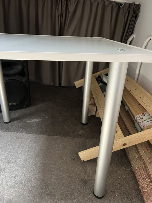 Masa 90 cm X 90 cm cu picioare metalice
