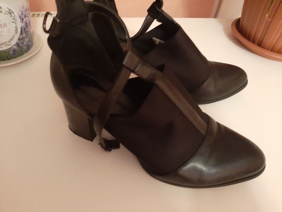 Елегантни обувки с каишка