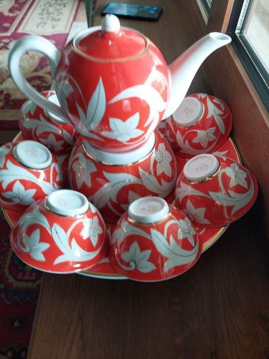 Serviz komplektda 1 ta choynak,  1 t a  kosa, 6 ta piola