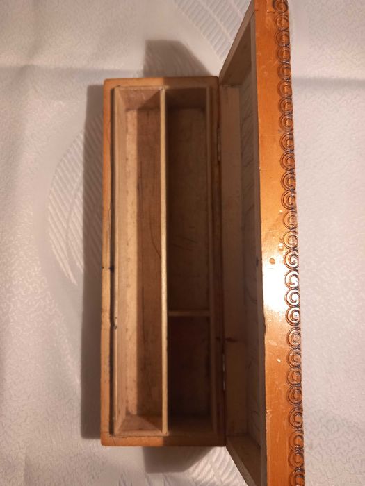 Стара дървена кутия за моливи