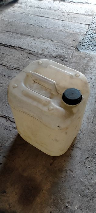 Канистры под дизельное топливо.