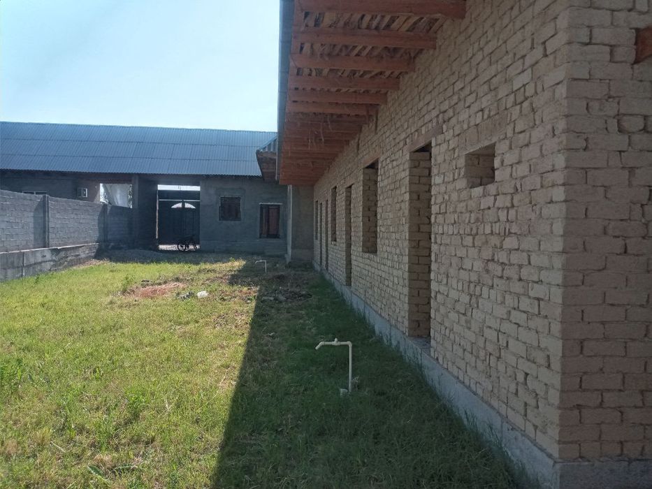 Гулистон шахар Маххала мустидан тушганда 6 хона Уй янги хечким яшамага