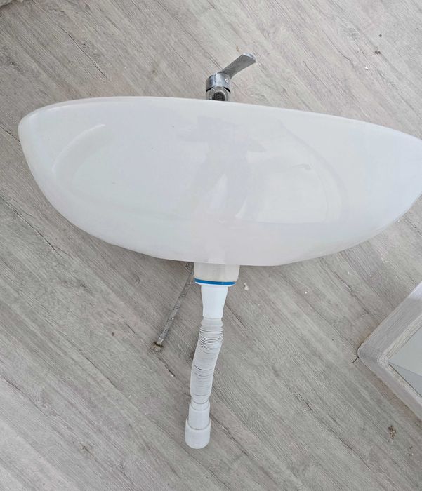 Раковина с смесителом