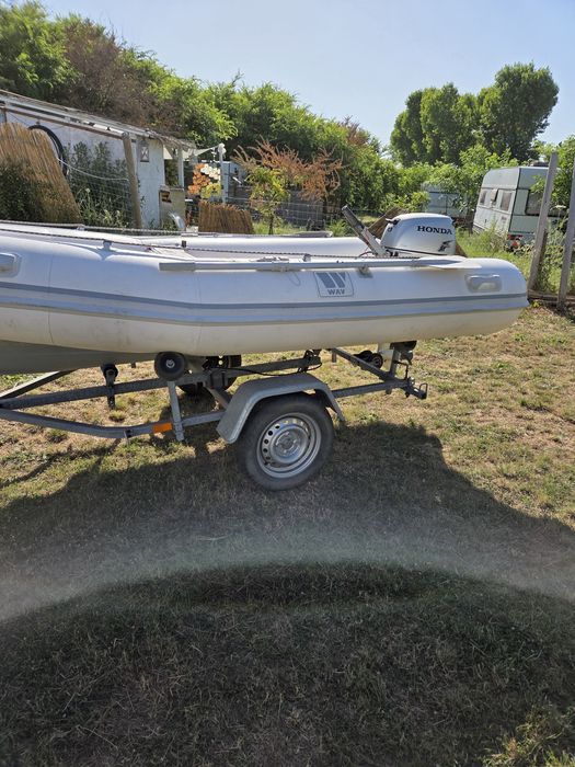 Продава се лодка RIB 360 Tender