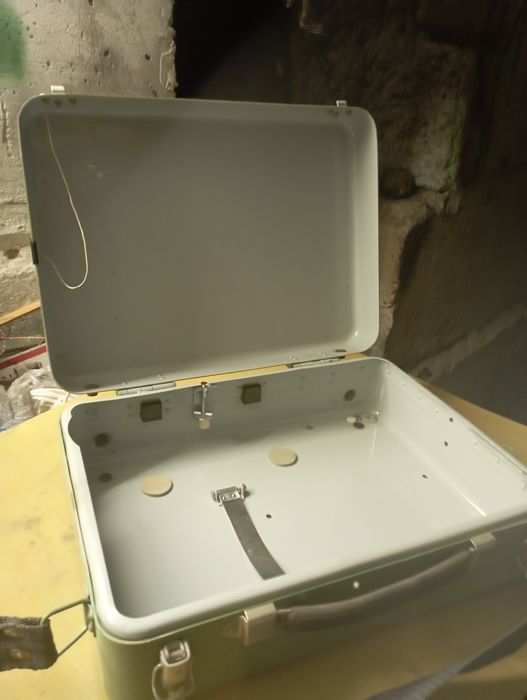 Металлический чемодан