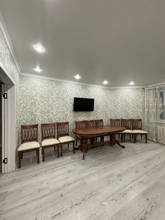 Стол и стулья