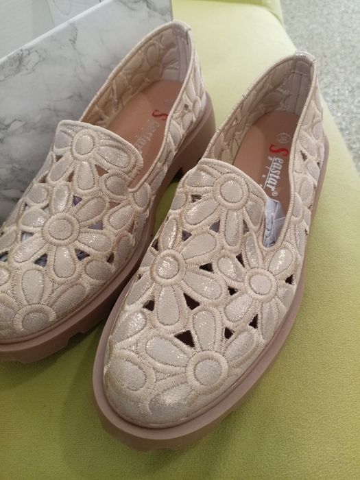 Златисти ежедневни обувки