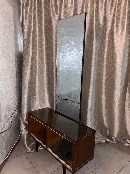 Трюмо с зеркалом!