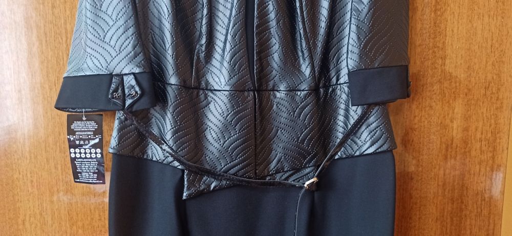 Изгодно! Черна рокля с ефектна горна част