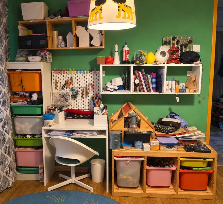 Mobilier cameră copil IKEA – pat KURA, TROFAST, birou, rafturi