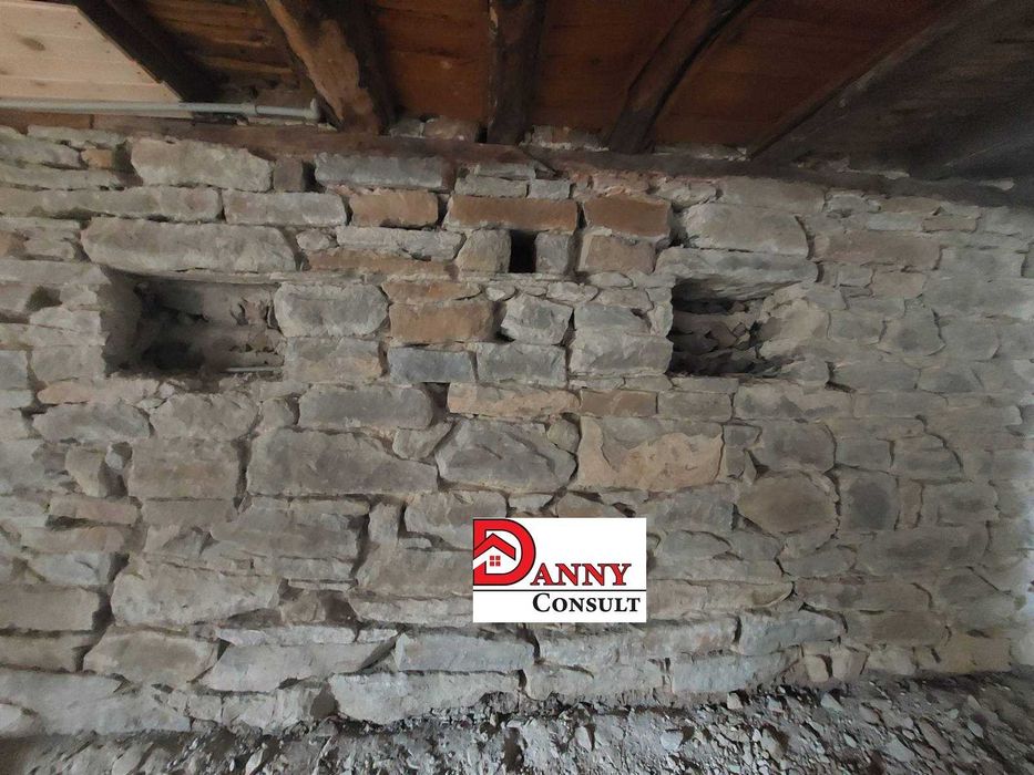 Частично реновирана къща с двор в с. Миндя