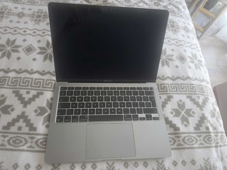 MacBook Air 13-inch,Apple M1 , 8 CPU si 7 nuclee GPU, 8GB, 256GB