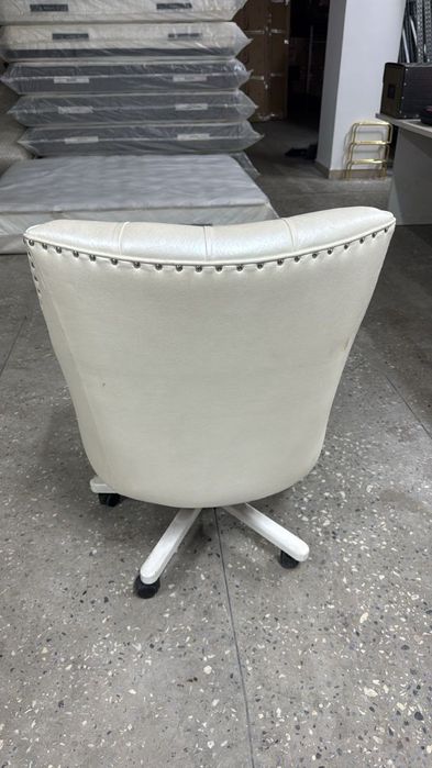 Кресло белое офисное