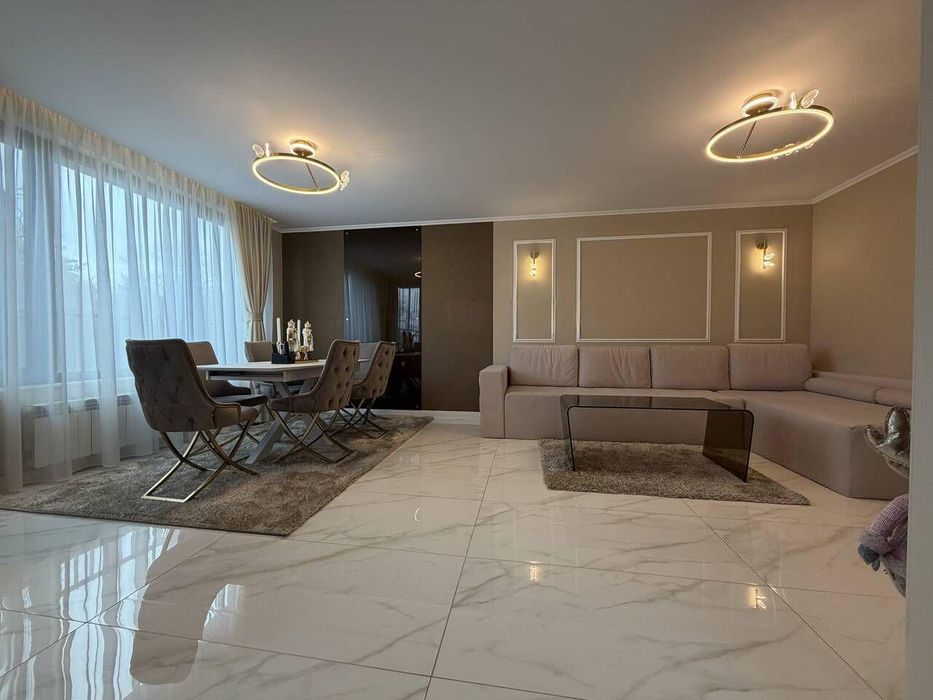 Дава се под наем Тристаен апартамент в София, Лозенец - 180 кв.м за 1800 € - Снимка #1