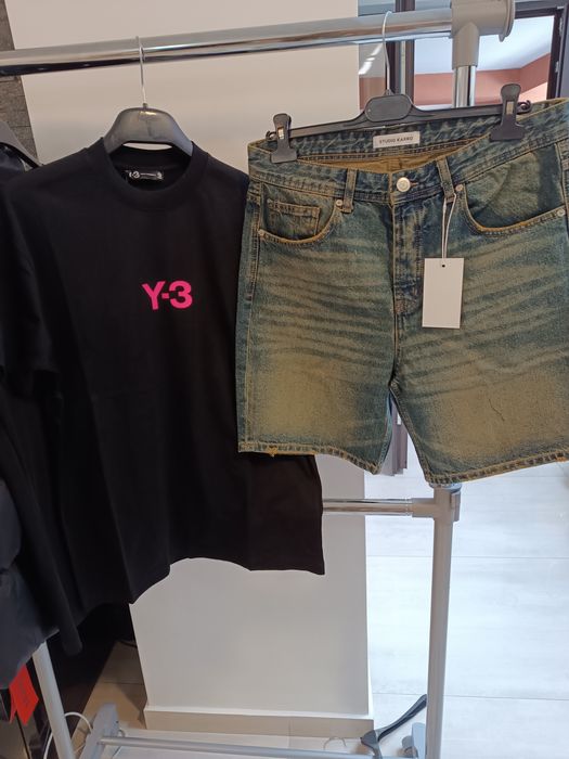 Compleu tricou și pantaloni scurți de blugi