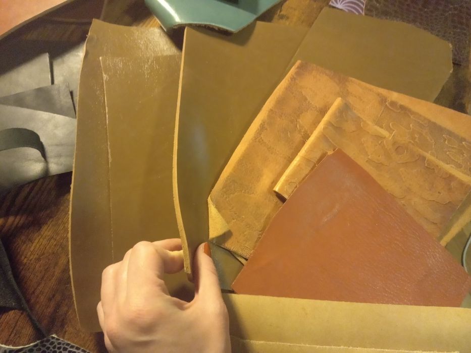 Bucati medii si mici de piele dura