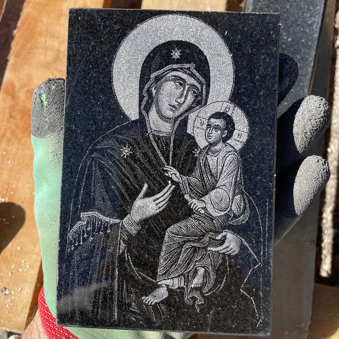 Гравирана икона Богородица с младенеца върху черен гранит за подарък