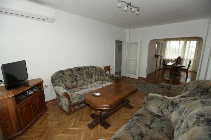 С ПАРКОМЯСТО! Многостаeн апартамент в Центъра