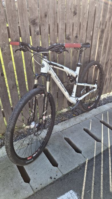 Bicicleta full suspension rocky mountain 29