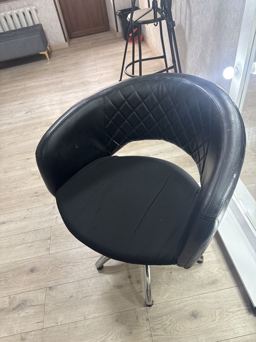 Продам парикмахерскии кресло