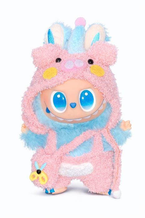 Jucarie de plus breloc - tip Labubu - 15 cm - imbracat in porcusor