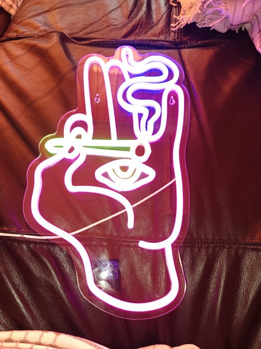 Неонова табела място за пушене