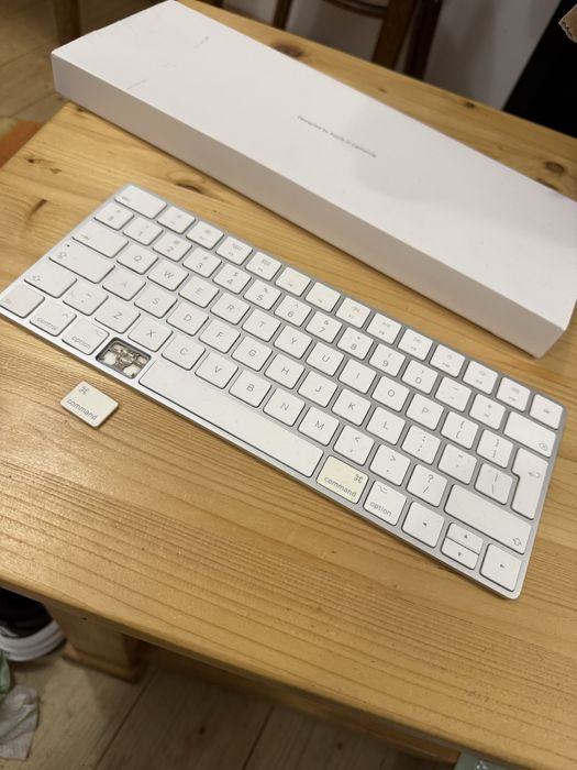 Apple Magic Keyboard (fără numpad) – defect tastă CMD, pentru reparație