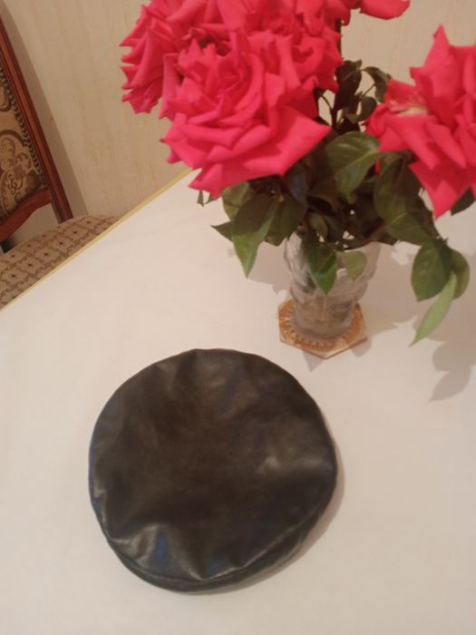 Берет кожаный новый