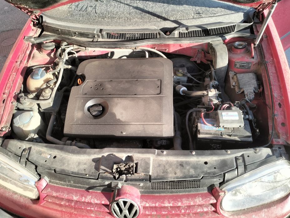 Vând golf 4 motor 16 benzina azd pentru dezmembrari