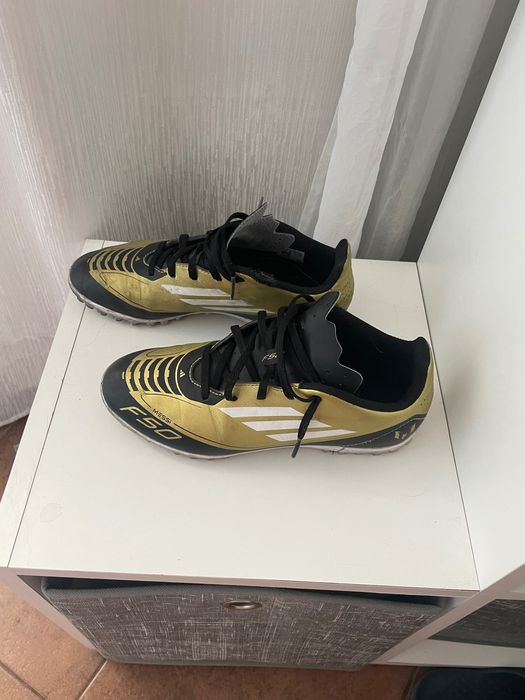 Адидас фотболи маратонки