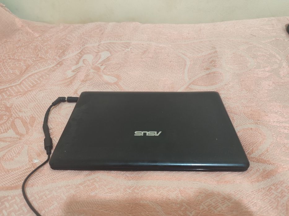 Asus Netbuk, ishlashi yaxshi, DDR3 2 gigabayt azu, 250 gigabayt xotira