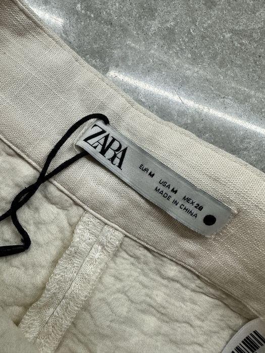 Pantaloni scurti din in cu broderie Zara