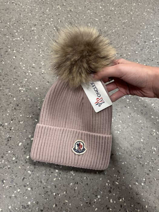 Caciuli Moncler cu mot din blana naturala