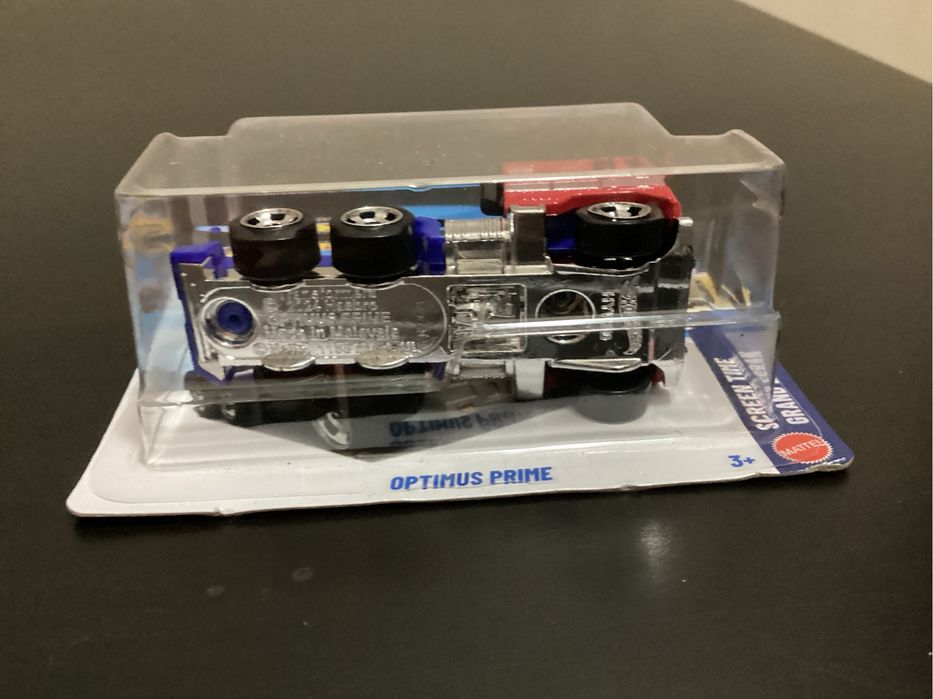 Количка Hotwheels optimus prime (trans formers )