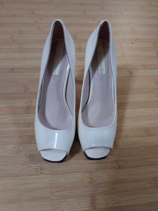 Новые белые туфли, очень удобные