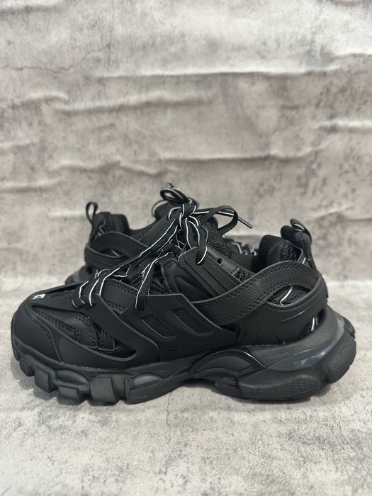 Balenciaga tracks fete