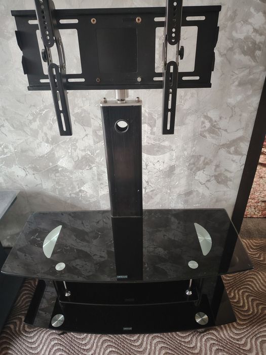 Стеклянный стол под тв