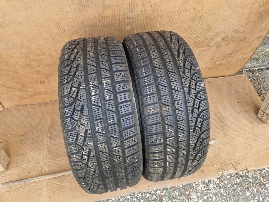 2 Pirelli R18 235/45 Зимни гуми  DOT4320