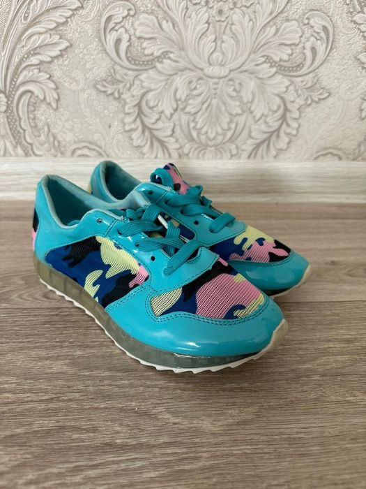 Оптом кроссовки 1000