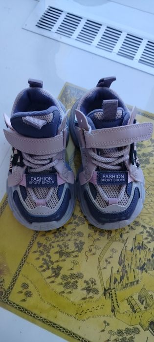 Продам кроссовки на девочку 27 р