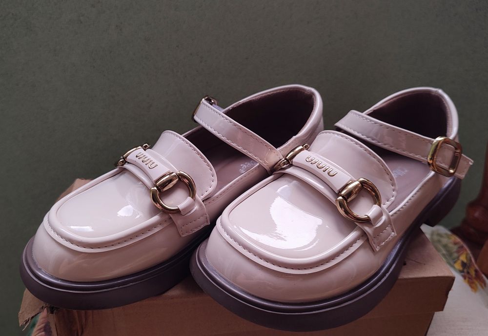 Продавам едвам носени детски обувки