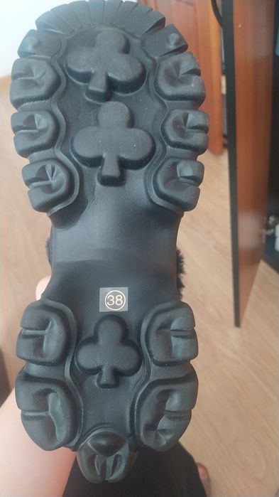 Продам новые кроссовки