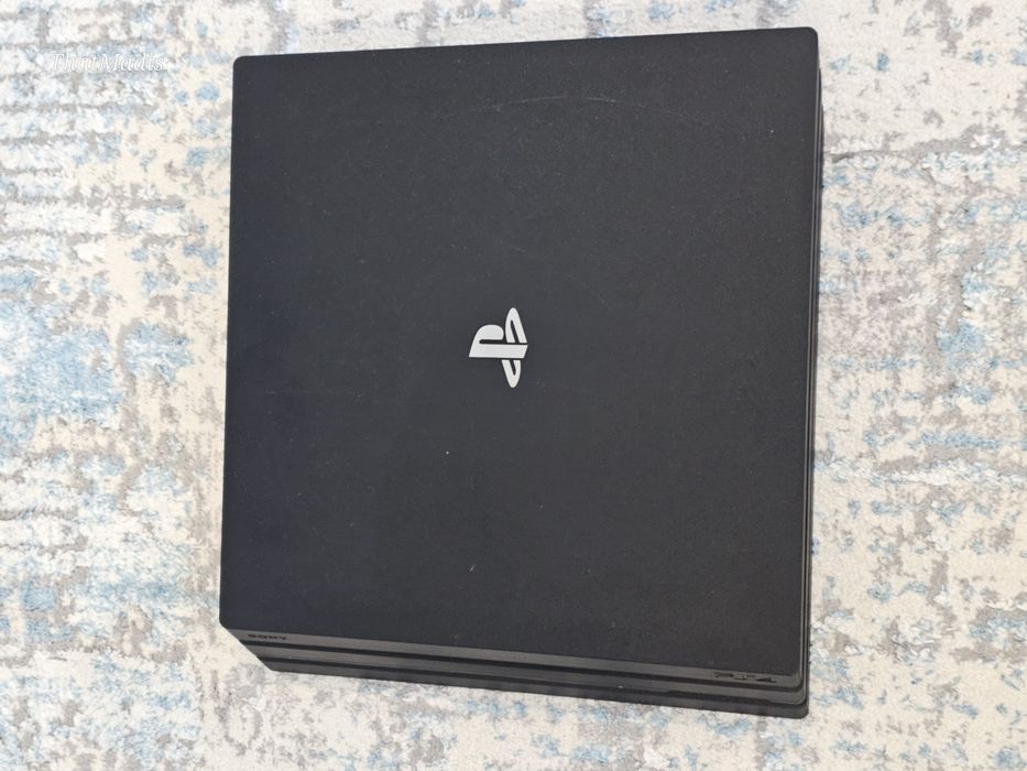 Playstation 4 Pro 1TB 2 джойстика 5 игр