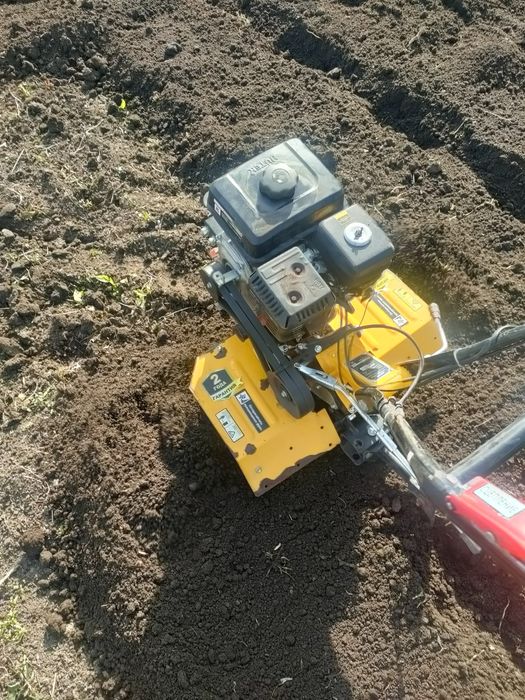 Вспашка земли мотоблоком.